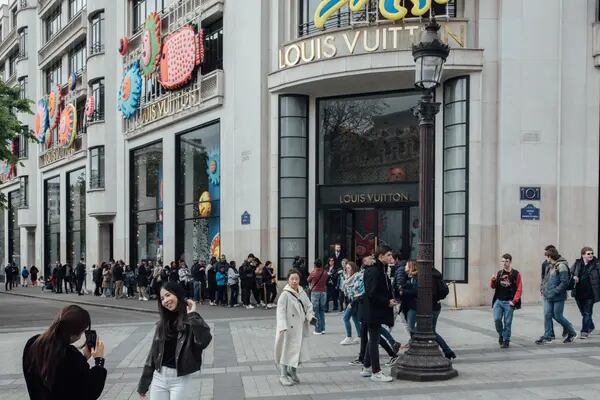 Filas de consumidores para entrar em loja da Louis Vuitton em Paris: empresa cresce mesmo com fraqueza da economia (Cyril Marcilhacy/Bloomberg)
