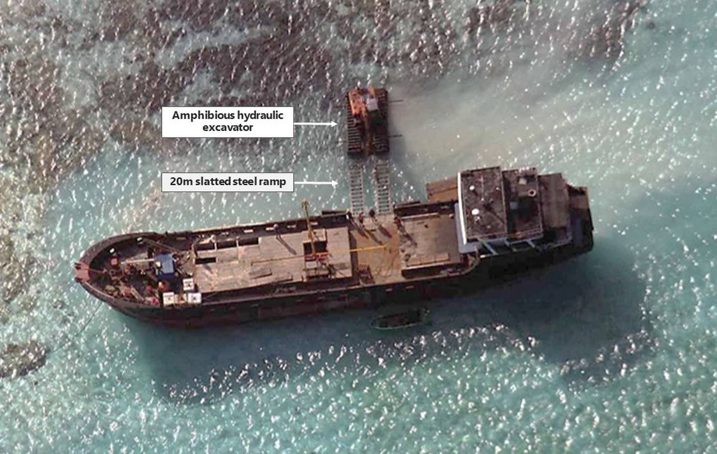 Un buque de la milicia marítima china aparece descargando una excavadora en el arrecife Eldad en 2014 en esta imagen de satélite obtenida por Bloomberg News.