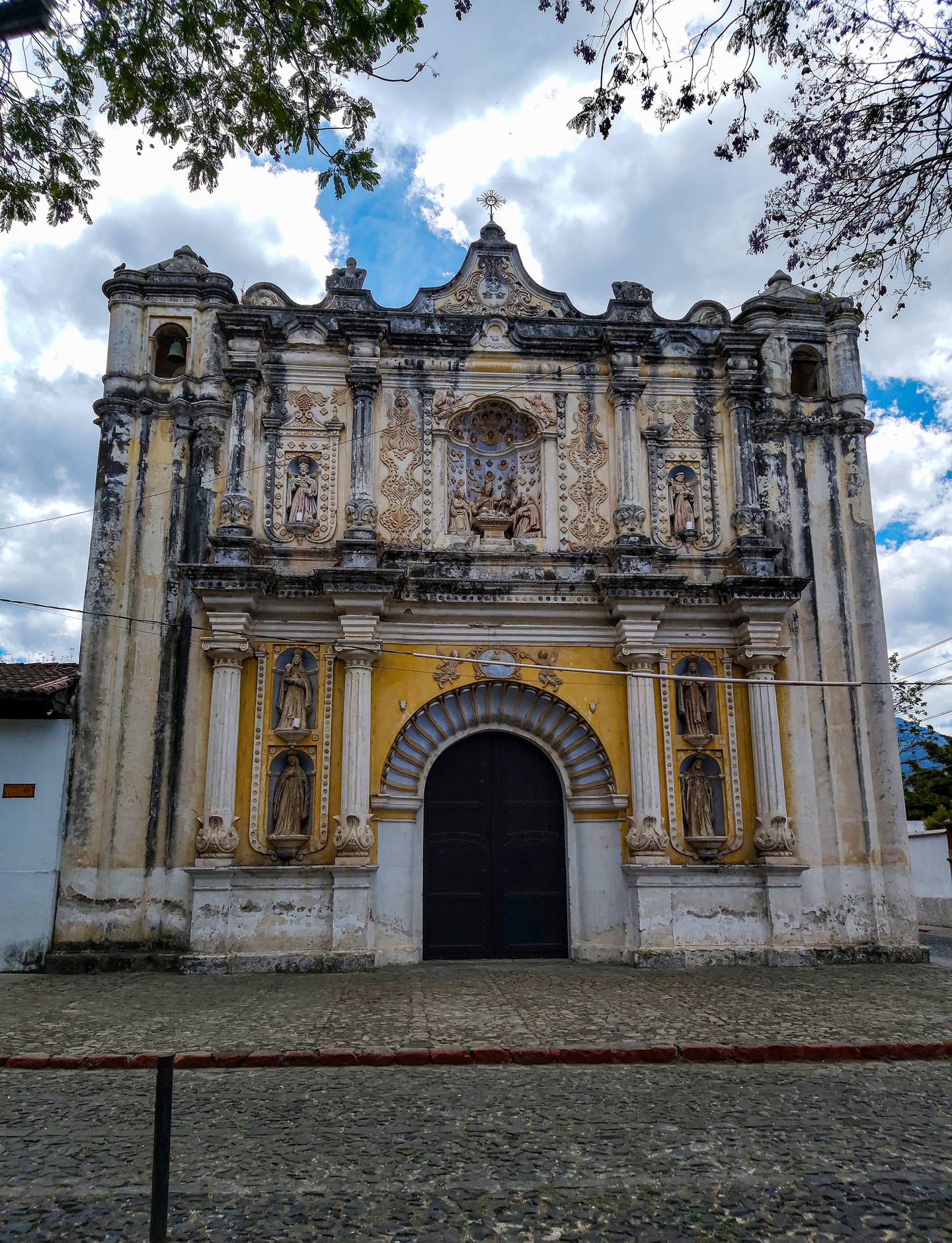 Fue  construido en 1670. Puerta de ingreso al convento de Belén en La Antigua Guatemala.dfd