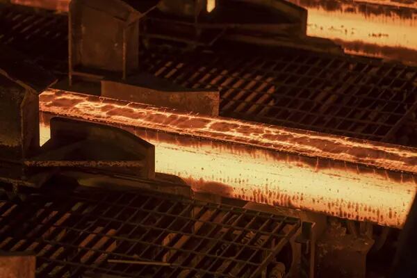 Pequeñas floraciones de acero pasan a lo largo de una cinta transportadora en la fábrica Thrybergh de Liberty Steel en Rotherham, Reino Unido.