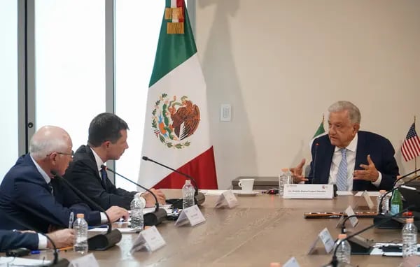 El secretario de Transporte de EE.UU Pete Buttigieg y el presidente de México Andrés Manuel López Obrador, durante la reunión de 7 de junio de 2023. Imagen (Gobierno de México)