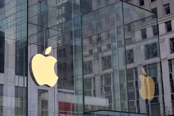 The Apple logo outside the flagship store in New York, U.S., Photographer: Gabby Jones/Bloomberg