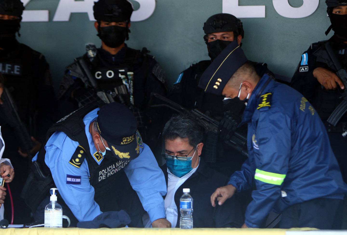 Juan Orlando Hernández, en el centro, en los cuarteles generales de la Policía de Honduras en Tegucigalpa el 15 de febrero.Fuente: AFP/Getty Images