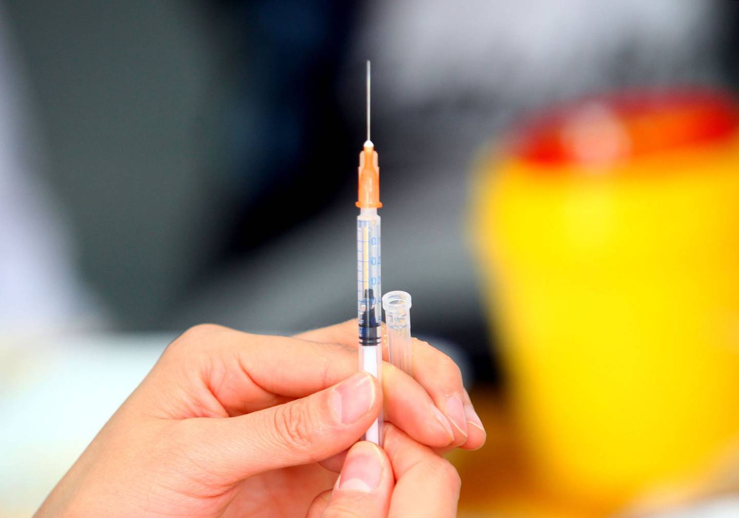 Un trabajador médico se prepara para inyectar una vacuna contra la gripe A/H1N1 a un estudiante en una escuela secundaria el 9 de noviembre de 2009 en Xian de la provincia de Shaanxi, China.
