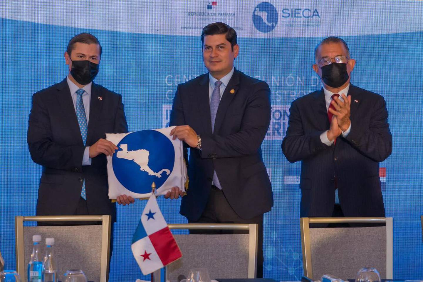 Janio Rosales, ministro de Economía de Guatemala (al centro) liderará la Comieco y del Subsistema de Integración Económica Centroamericana.dfd