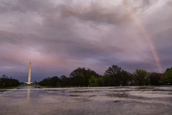 Un arco iris sobre el Monumento a Washington en el National Mall de Washington, D.C.