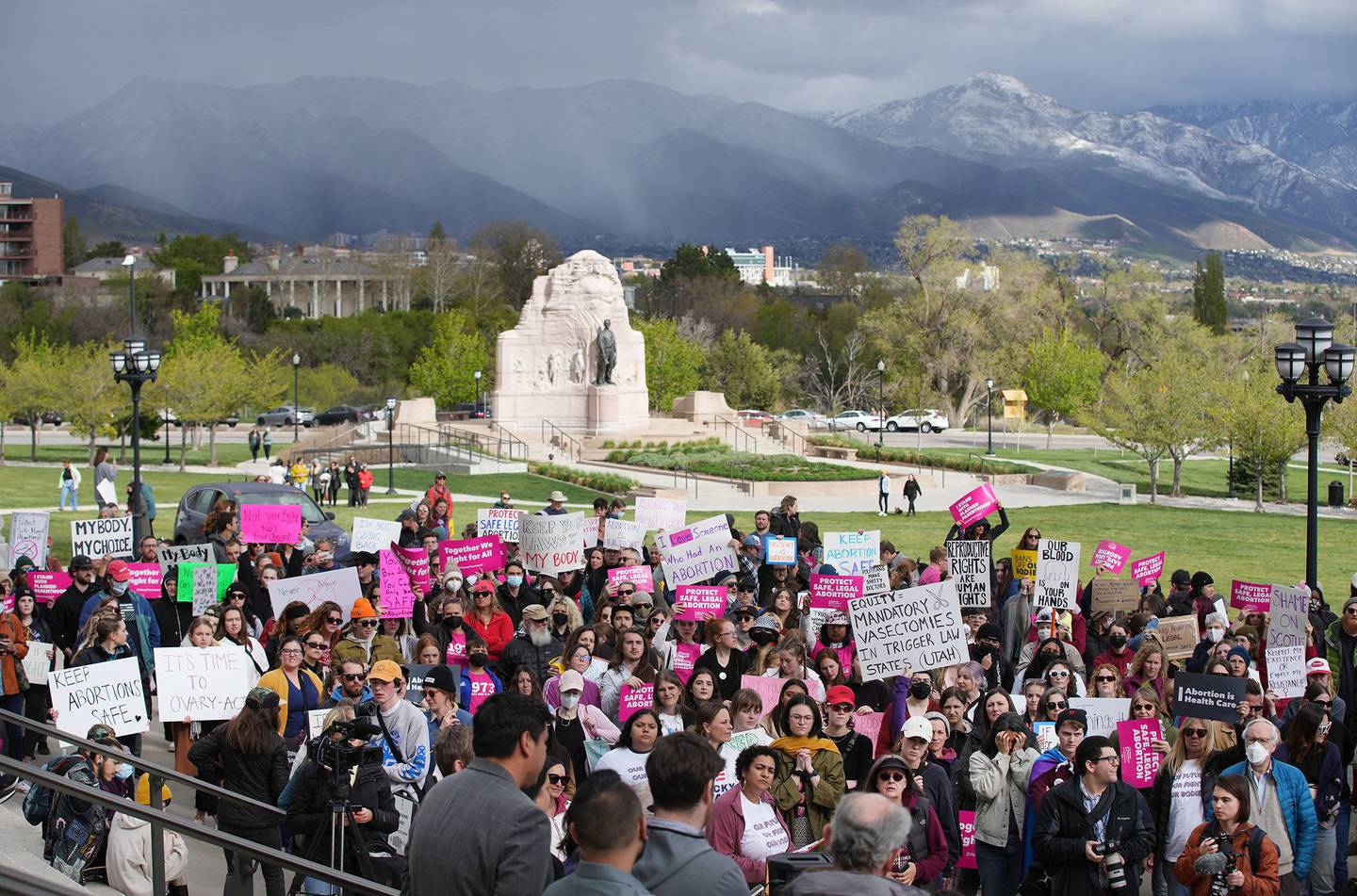 Manifestantes se reúnen en el Capitolio Estatal de Utah para apoyar el derecho al aborto, el 3 de mayo de 2022.
