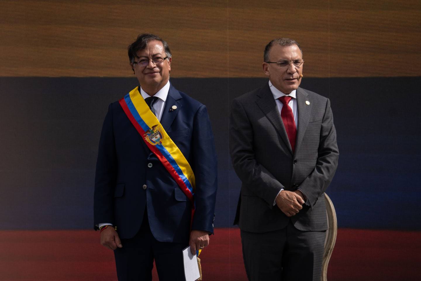 Gustavo Petro, presidente de Colombia, a la izquierda, y el presidente del Senado, Roy Barreras, asisten a una ceremonia de investidura en la Plaza Bolívar de Bogotá, Colombia, el domingo 7 de agosto de 2022.
