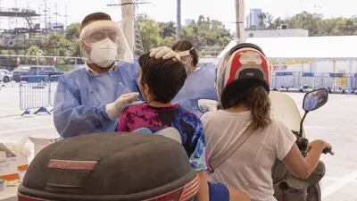 Un trabajador sanitario realiza un test de Covid-19 a un niño en Israel.