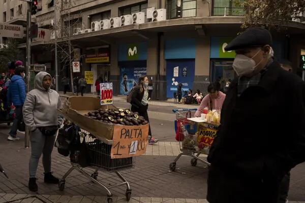 Una persona vende paltas en Santiago de Chile, el 13 de julio 2022. Fotógrafa: Tamara Merino/Bloomberg