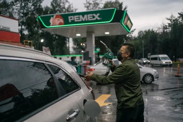 Un trabajador carga combustible a un vehículo en la gasolinera Petróleos Mexicanos (Pemex) en Naucalpan, estado de México, el sábado 13 de agosto de 2022.Photographer: Luis Antonio Rojas/Bloomberg