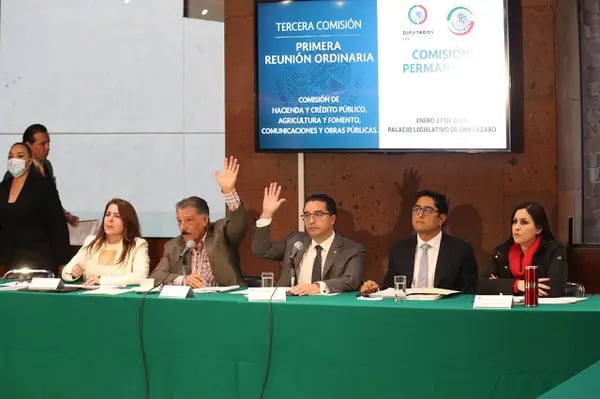 Omar Mejía Castelazo (segundo de derecha a izquierda) compareció ante la Tercera Comisión de la Permanente como paso previo a unirse a Banxico. (Cortesía: Cámara de Diputados)