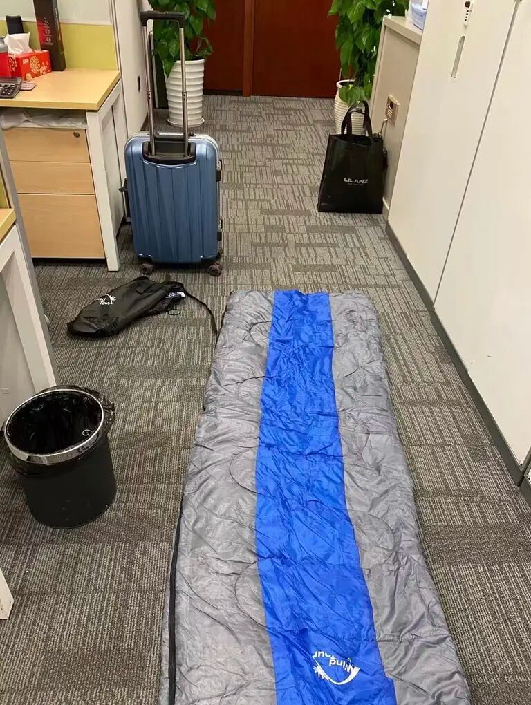 Funcionários da ABC-CA Fund preparam sacos de dormir no escritório para o possível lockdown (Fonte: ABC-CA Fund Management Co.)dfd