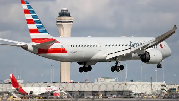 American Airlines reduz voos internacionais diante de entrega menor da Boeingdfd