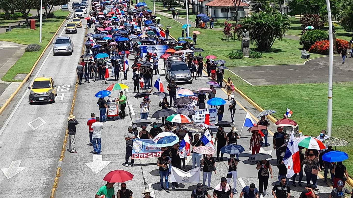 La capital del país canalero vivió una jornada de protestas por las alzas en los precios de la canasta básica.