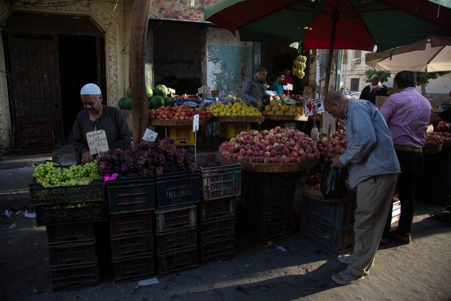 Los clientes compran verduras en el mercado de Al-Monira en El Cairo, Egipto, el miércoles 1 de junio de 2022. Fotógrafo: Islam Safwat/Bloomberg