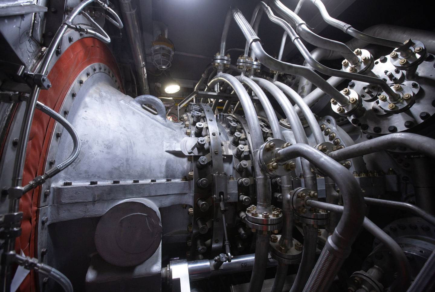Una turbina de gas funciona en el interior de un complejo de compresores en Ust-Luga, Rusia.