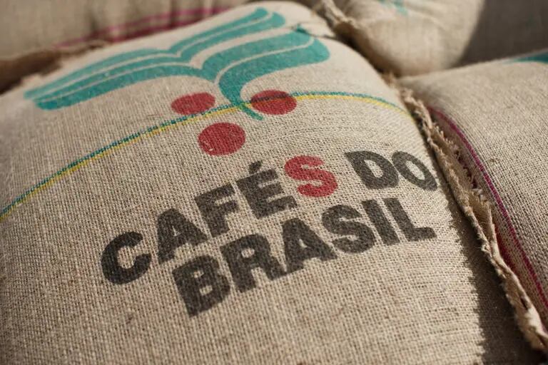 Exportadores querem minimizar os riscos de calote na entrega do café monitorando o volume da produção já comprometida pelos agricultores ao longo da cadeiadfd