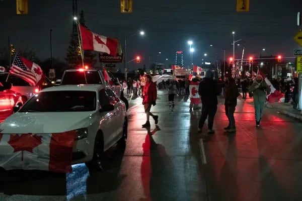 Manifestantes ondean banderas canadienses mientras bloquean el acceso al puente Ambassador durante una protesta en Windsor, Ontario, Canadá, el 12 de febrero.