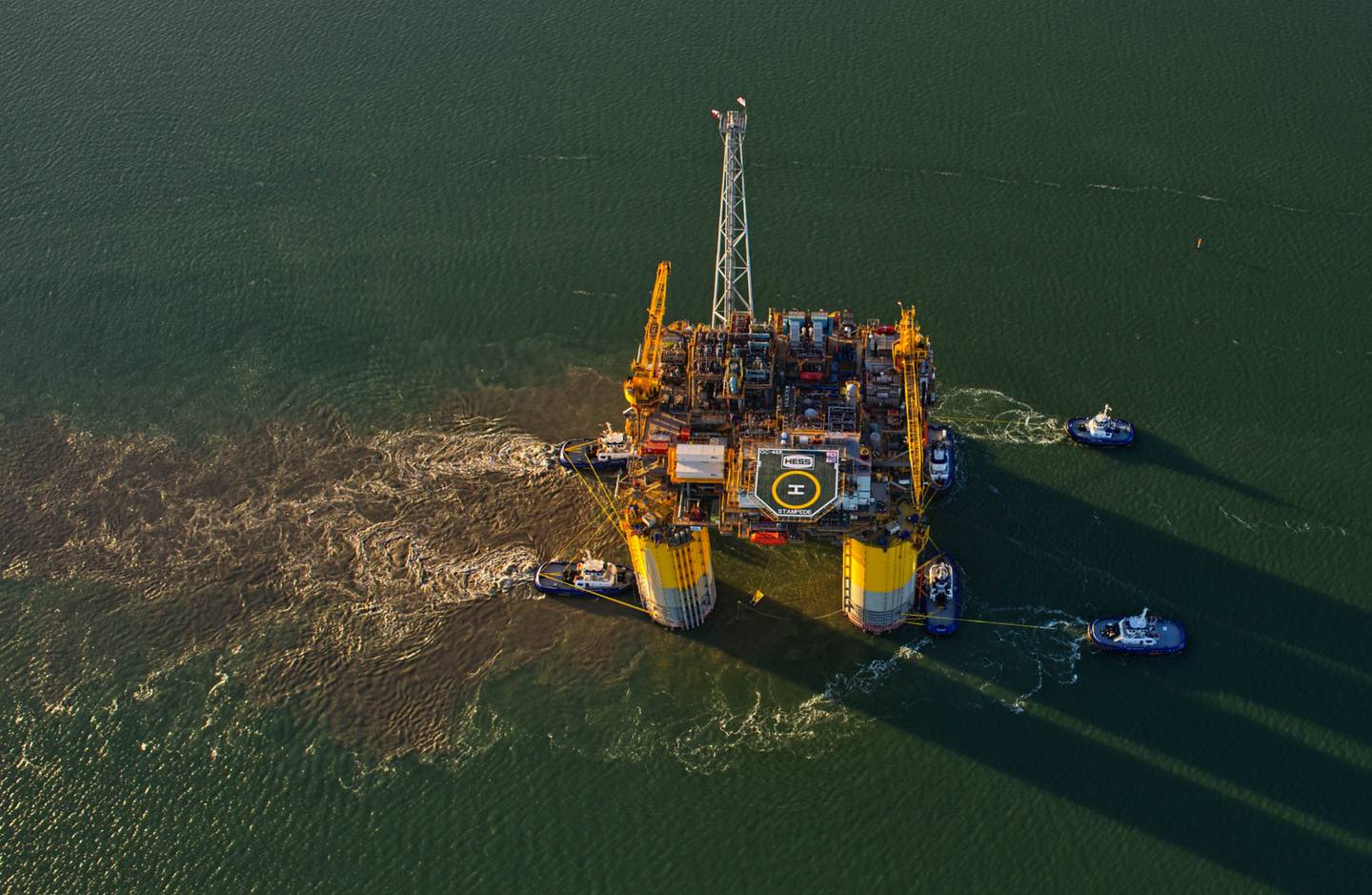 Remolcadores transportan la plataforma petrolera Hess Corp. en esta fotografía aérea tomada sobre Ingleside, Texas, Estados Unidos, el viernes 5 de mayo de 2017.  Fotógrafo: Eddie Seal/Bloomberg