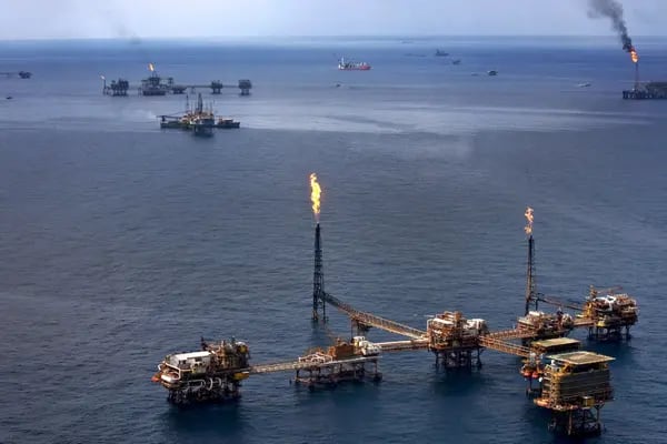 Gas es quemado en una plataforma marina de Pemex en el complejo petrolero Ku-Maloob-Zaap en el Golfo de México.