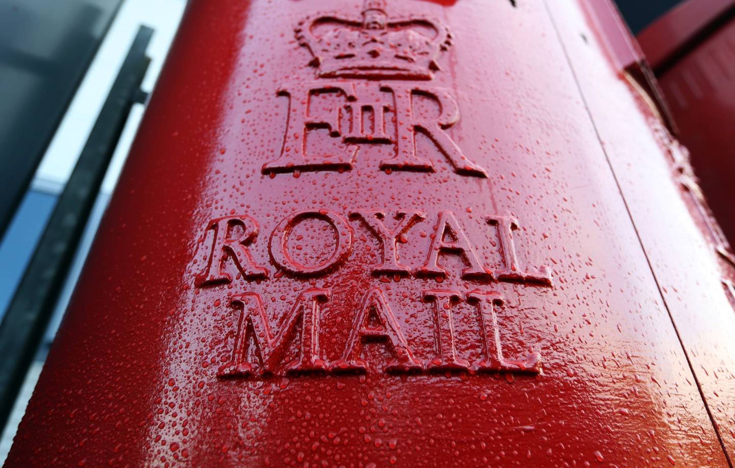 Un logotipo se encuentra en el lado de un buzón de correo de Royal Mail, servicio postal británico, en una oficina de clasificación. Fotógrafo: Chris Ratcliffe/Bloomberg
dfd