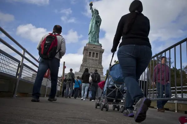 Turistas llegan a visitar la Estatua de la Libertad el 13 de octubre de 2013 en la ciudad de Nueva York.