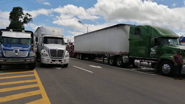 Camioneros llegan a acuerdo con Gobierno de Chile para deponer huelgadfd