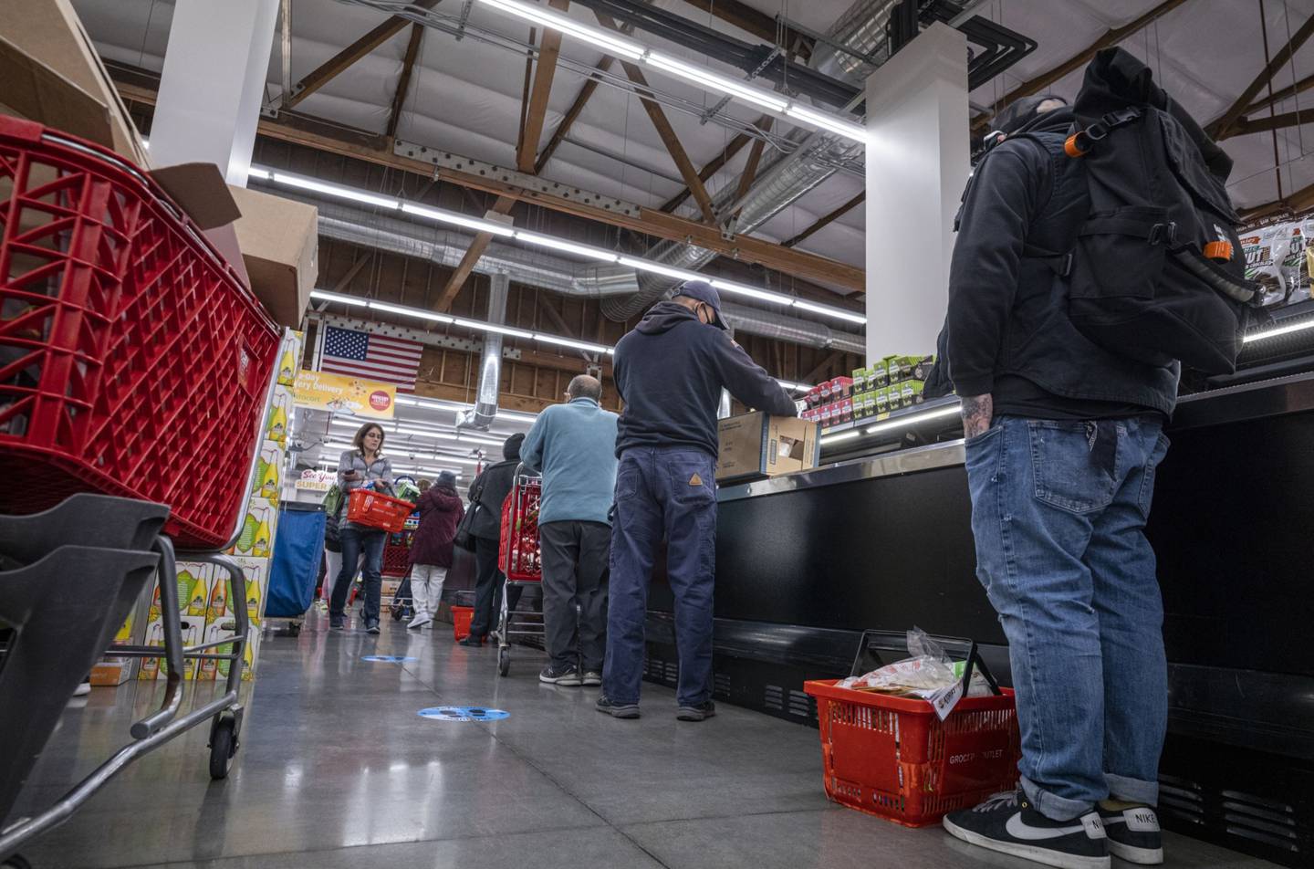 Compradores esperan en la cola para pagar dentro de una tienda de comestibles en San Francisco, California