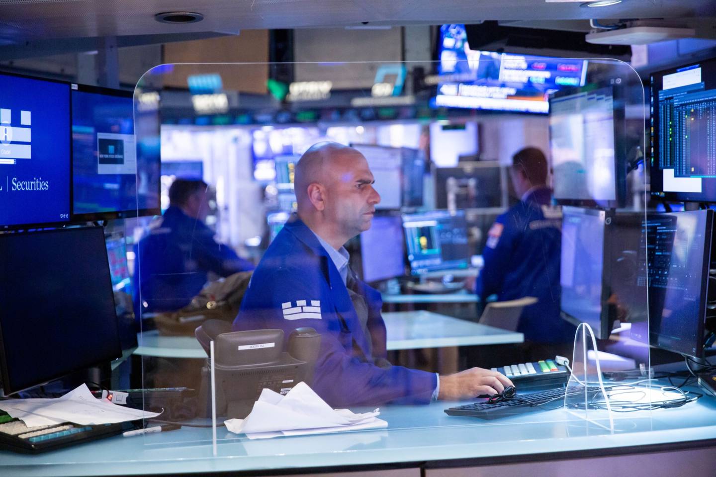 Operadores detrás de una barrera de plexiglás, en el piso de la Bolsa de Nueva York (NYSE), en Nueva York, EE.UU., el martes 7 de septiembre de 2021.