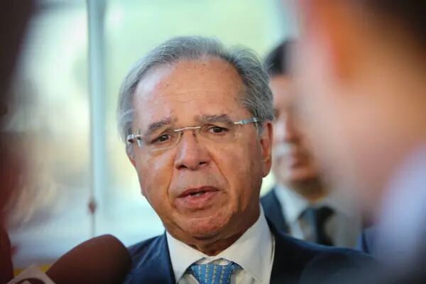 Ministro Paulo Guedes tem sintomas leves