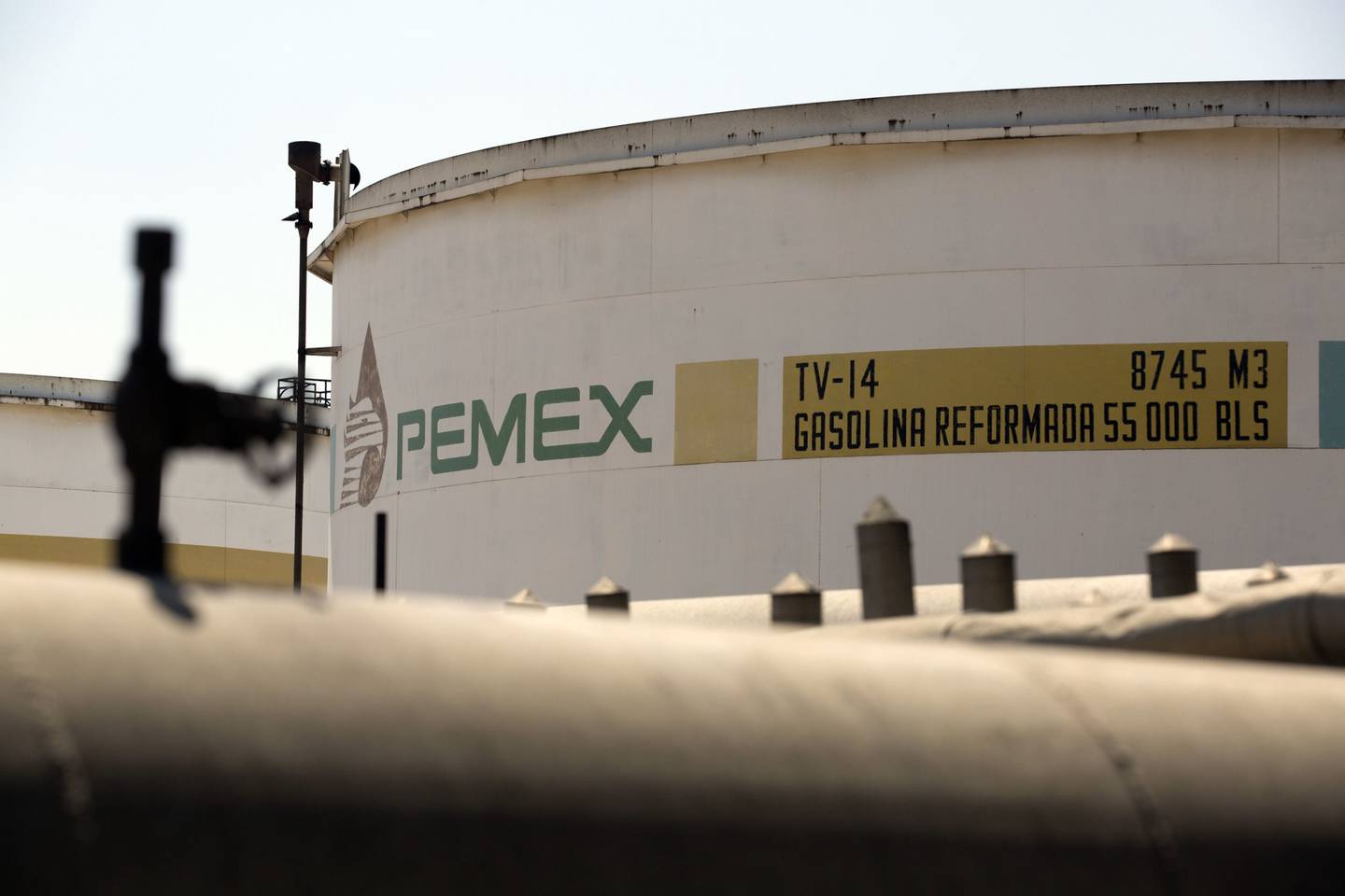 El logo de Petróleos Mexicanos (Pemex) logo aparece en un tanque de almacenamiento en la refinería Miguel Hidalgo.