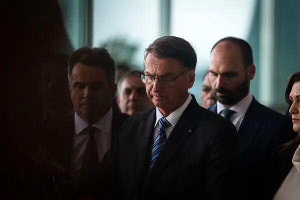 Presidente Jair Bolsonaro em pronunciamento na tarde desta terça-feira (1º) ao lado de seus ministros e do filho Eduardo (à direita)