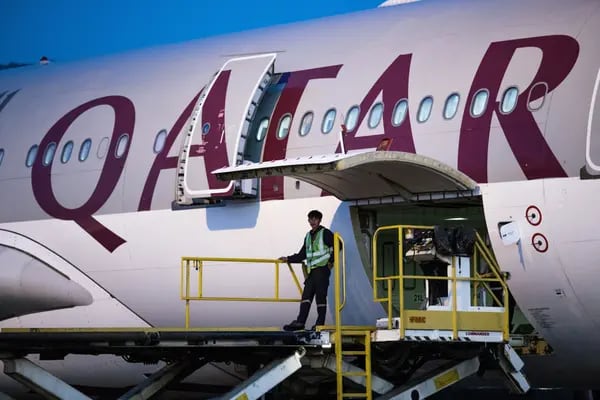 Un miembro del personal de tierra se encuentra en una plataforma elevada mientras descarga un avión de Qatar Airways Ltd. estacionado en el Aeropuerto Internacional de Chiang Mai en Chiang Mai, Tailandia, el miércoles 13 de diciembre de 2017.
