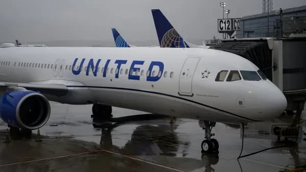 Neumático cae de un avión de United Airlines y aplasta autos en San Franciscodfd