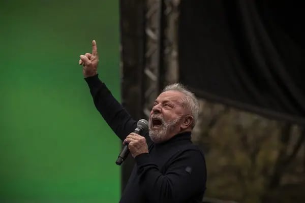 Brazilian former president Luiz Inácio Lula da Silva speaks during a campaign event in Vale do Anhangabau in São Paulo state on August 20, 2022. Phootgrapher: Víctor Moriyama/Bloomberg