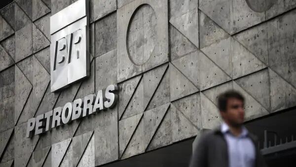 Petrobras cai 30% e descola de petrolíferas globais desde a eleição de Luladfd