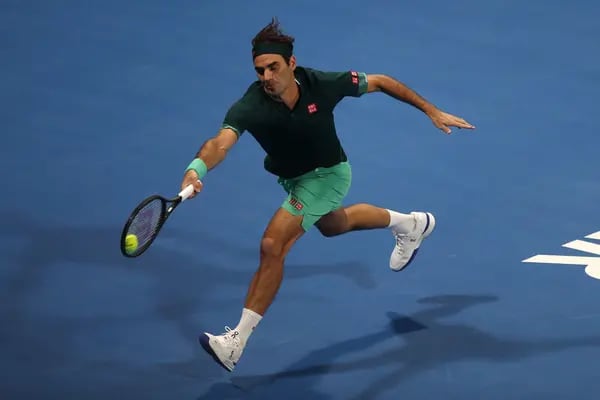 O tenista Roger Federer utilizando tênis da On