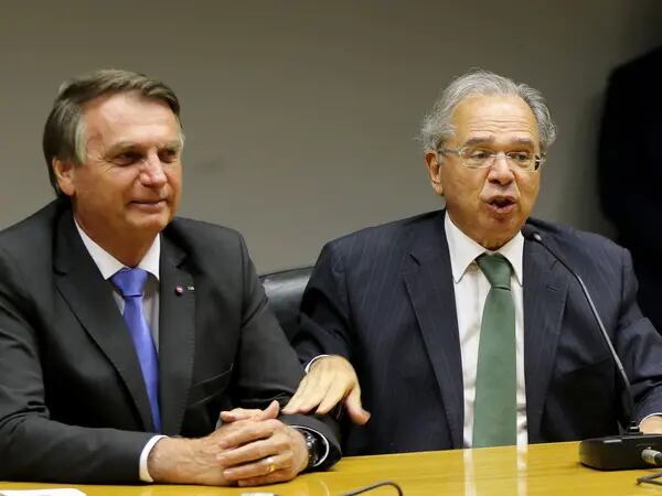 O presidente da República, Jair Bolsonaro e o ministro da Economia, Paulo Guedes, na tarde desta sexta (22), no auditório do Ministério da Economia em Brasília
