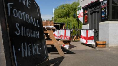 Pubs británicos se preparan para que aficionados vean desde casa la Copa del Mundodfd