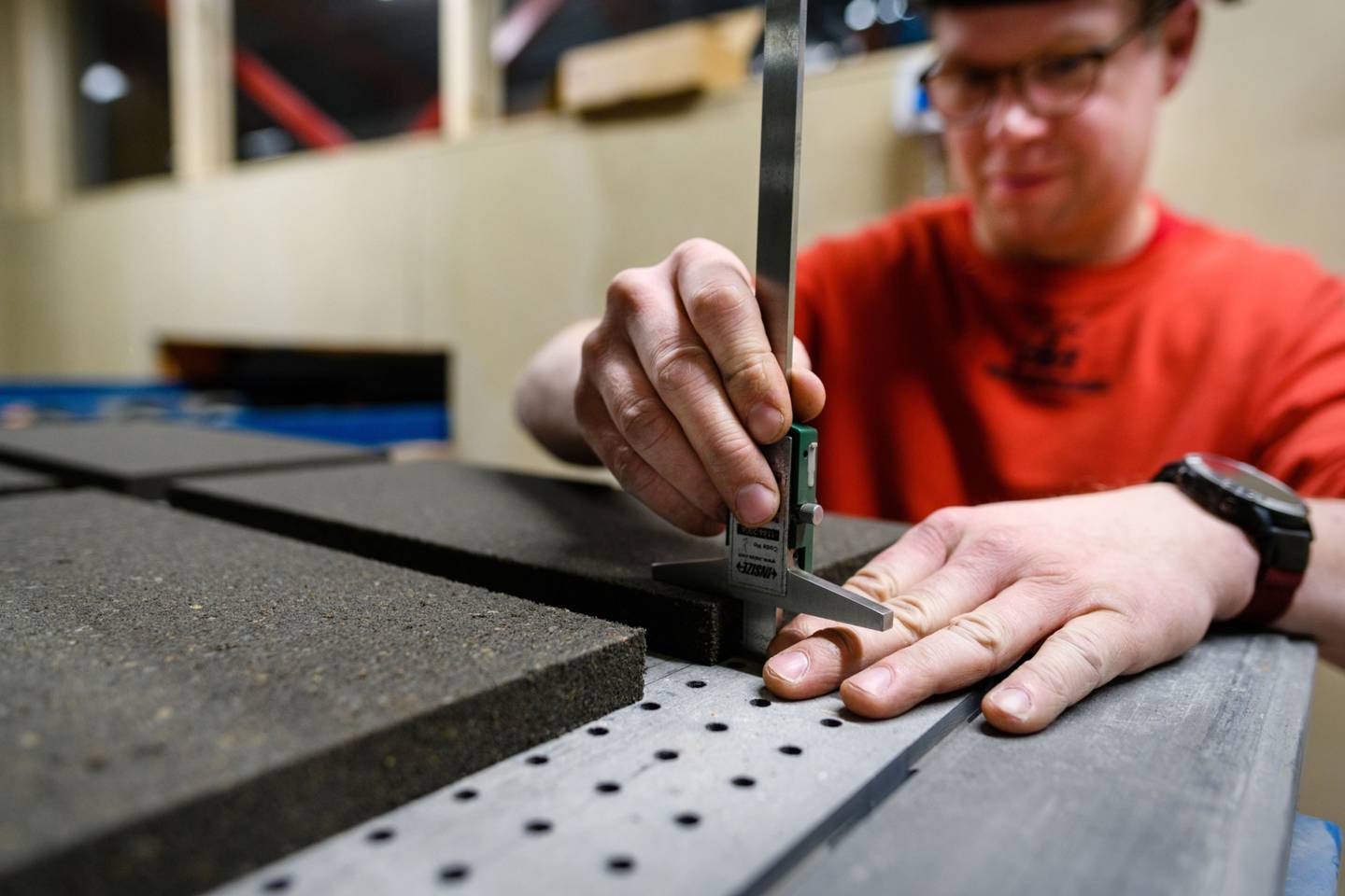 Un técnico mide ladrillos recién prensados. Fotógrafo: Imke Lass/Bloombergdfd
