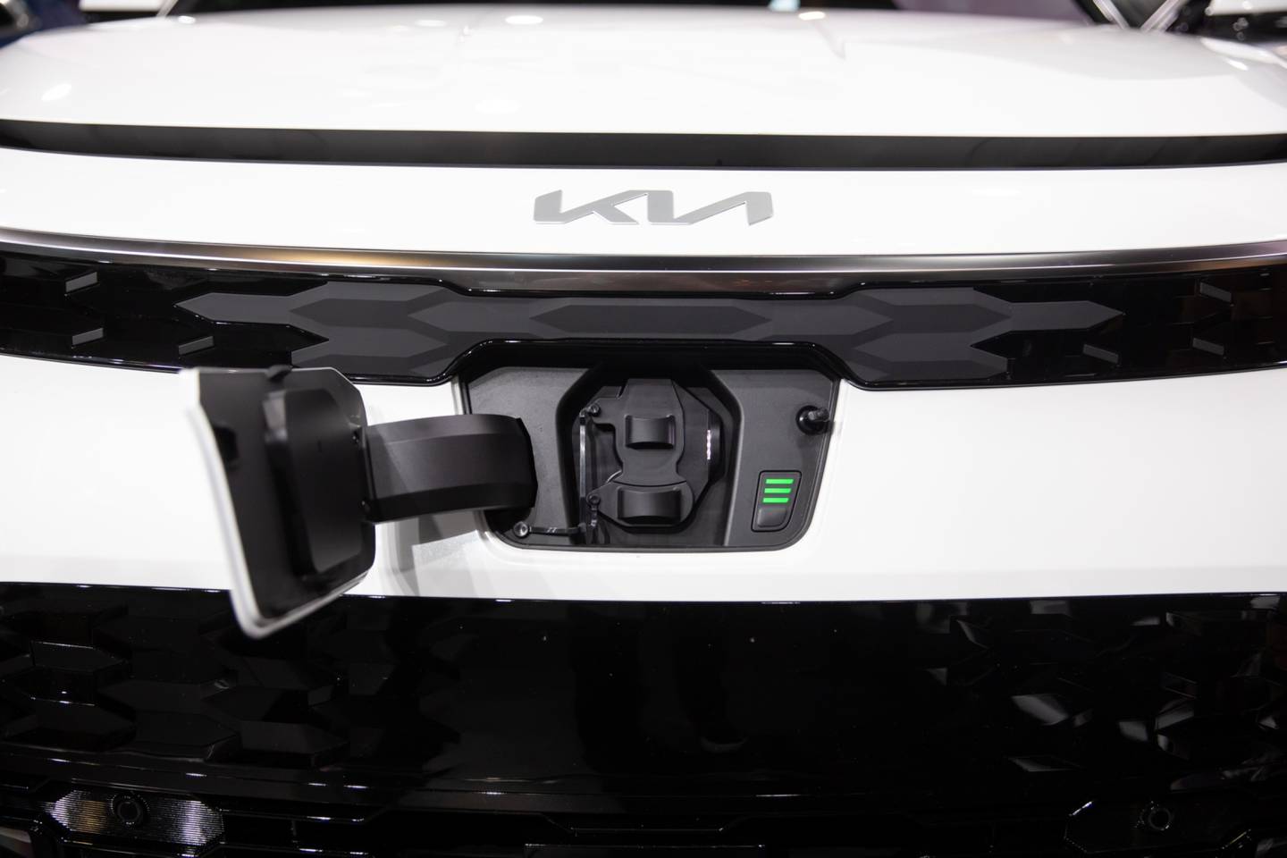 El puerto de carga de un vehículo deportivo utilitario (SUV) eléctrico Kia Niro durante el Salón Internacional del Automóvil de Nueva York 2022 (NYIAS) en Nueva York, Estados Unidos, el miércoles 13 de abril de 2022.