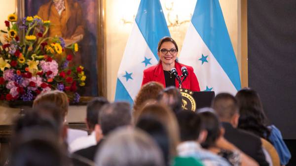 Presidenta de Honduras reitera a Harris que espera invitación de todos los países en la Cumbredfd