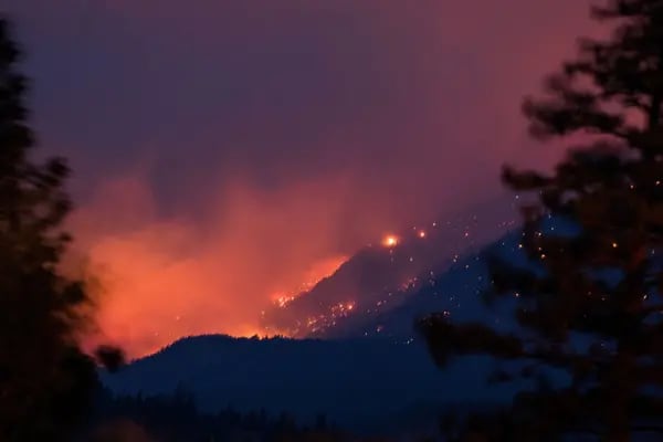 Incendios forestales sobre el valle del río Fraser cerca de Lytton, Columbia Británica.