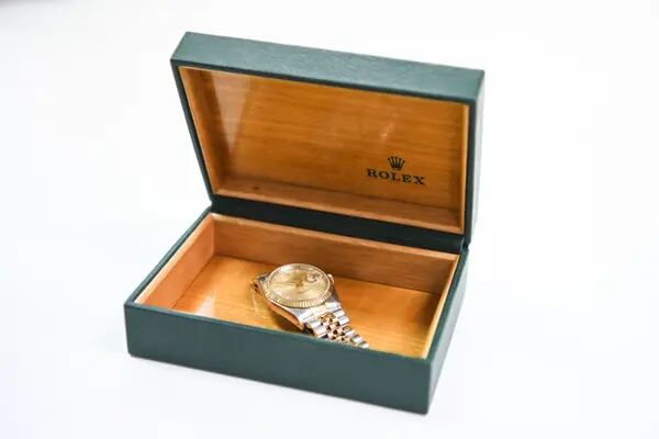 ¿Compraría un Rolex modificado? Una diseñadora añade esmeraldas a estos relojesdfd