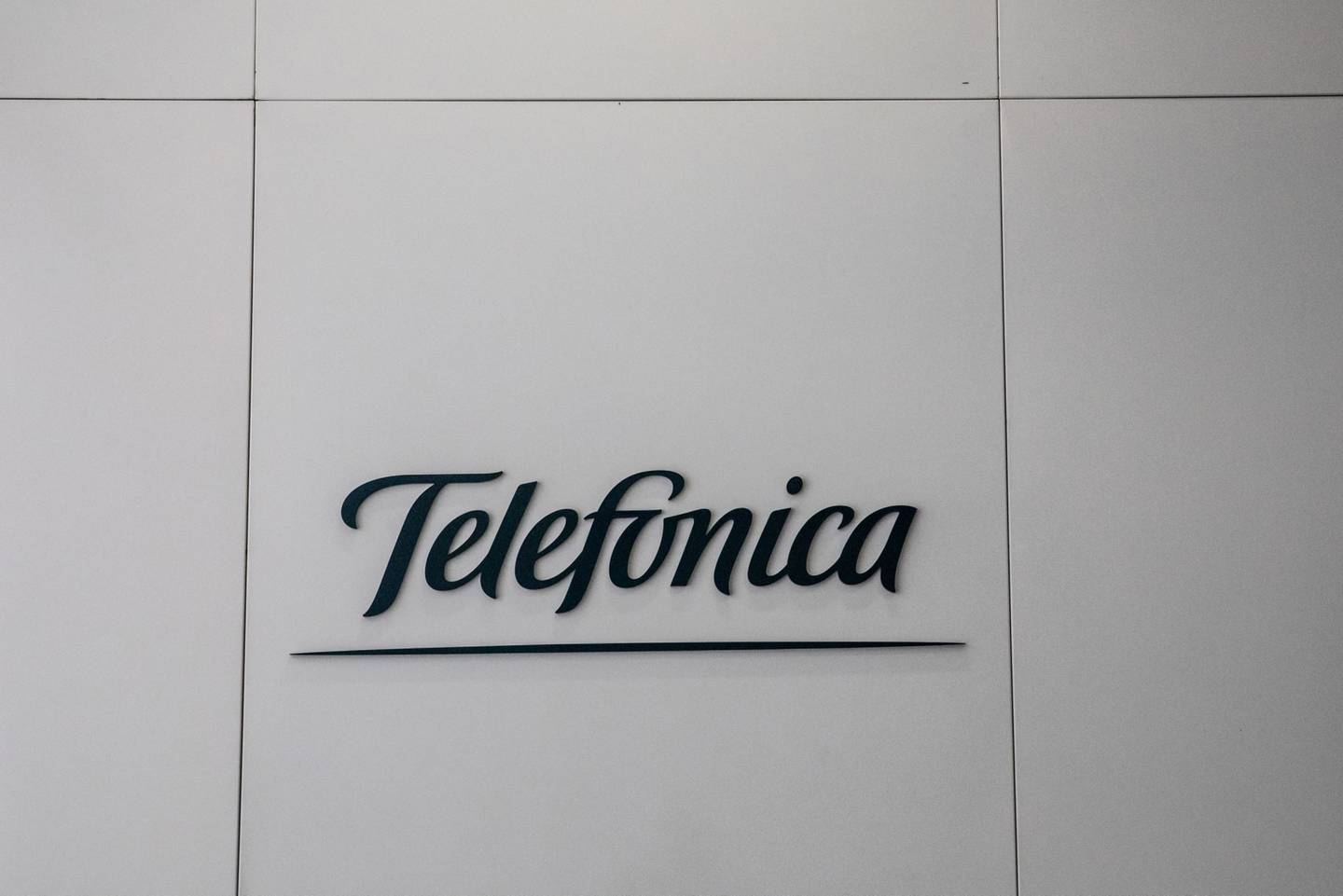 El logotipo de Telefónica SA se muestra dentro de la sede de la compañía en Barcelona, ​​España, el jueves 21 de enero de 2021