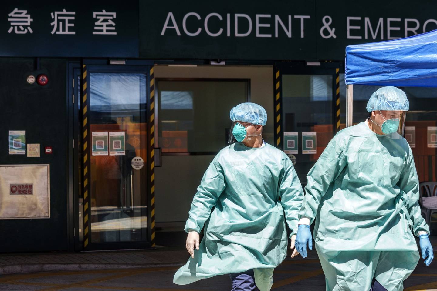 Personal sanitario con equipos de protección individual (EPI) en el exterior del servicio de urgencias del hospital Caritas Medical Center de Hong Kong.