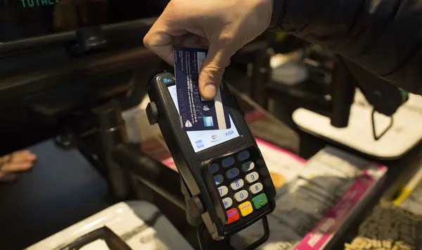 Un cliente utiliza una tarjeta de crédito para efectuar un pago sin contacto en un dispositivo de pago de Verifone Systems Inc. en Londres, Reino Unido, el viernes 22 de mayo de 2015.