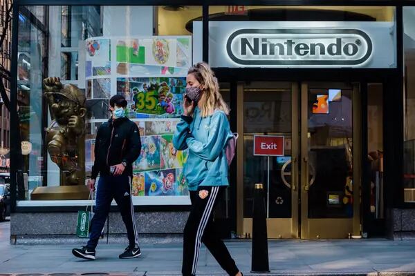 Compradore sale de la tienda de  Nintendo Co.  en el área de Rockefeller en  Nueva York, EE. UU., el viernes 27 de noviembre, 2020. Fotógrafa: Gabriela Bhaskar/Bloomberg