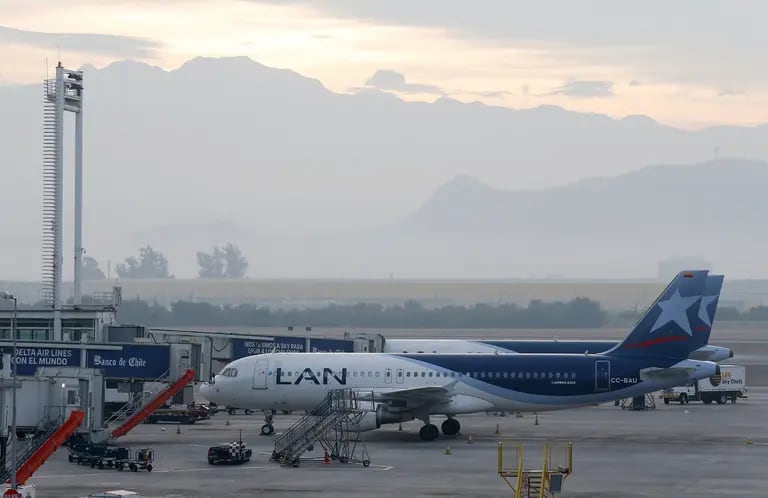 Aviones de Latam Airlines Group en el Aeropuerto Internacional de Santiago, Chile.dfd